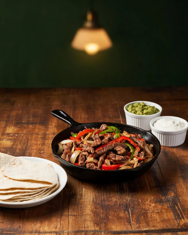 Fajita platter in a cast iron pan at Parejas Altlandsberg